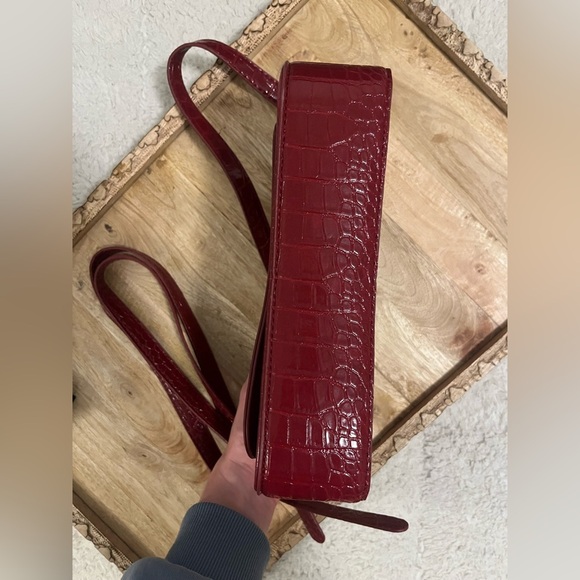 Faux Leather Croc Embossed Bag - Picture 11 of 11